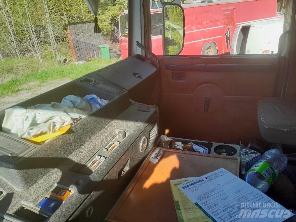 Volvo F12 Lastbil med lad/Flatbed