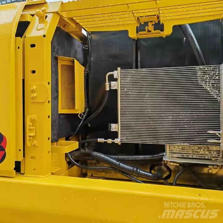 Komatsu PC220-8 Gravemaskiner på larvebånd