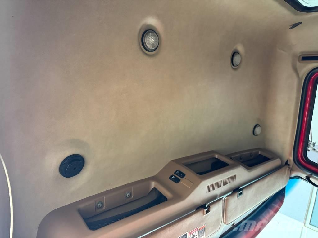 Mack GU 713 Lastbiler med tip