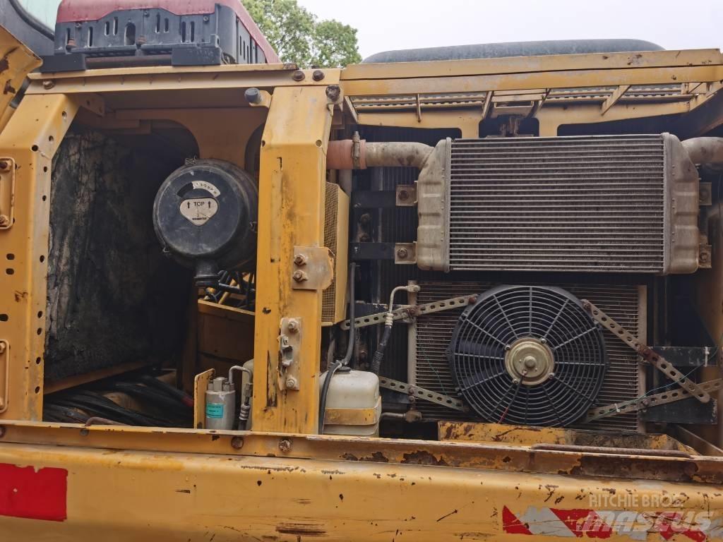 Komatsu PC 200-7 Gravemaskiner på larvebånd