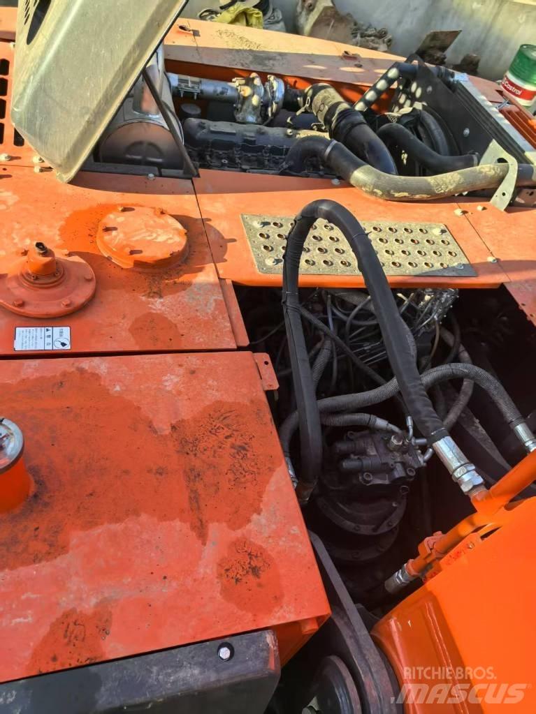 Hitachi ZX 240-3 Gravemaskiner på larvebånd