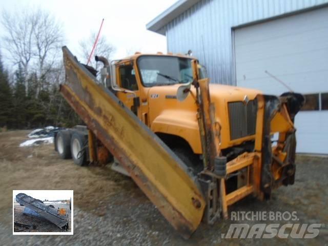 International 5500 i Sneskovle og -plove