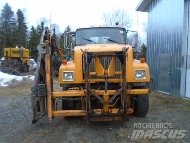 International 5500 i Sneskovle og -plove