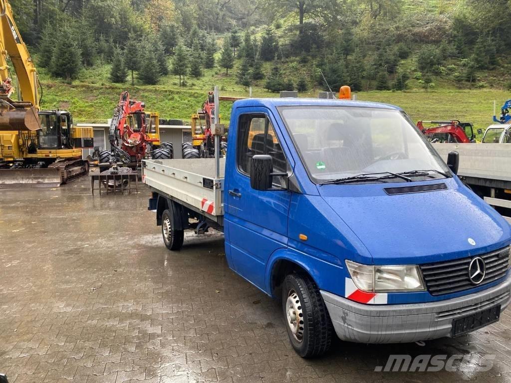 Mercedes-Benz 208 D Lastbil med lad/Flatbed