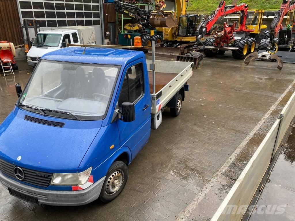 Mercedes-Benz 208 D Lastbil med lad/Flatbed