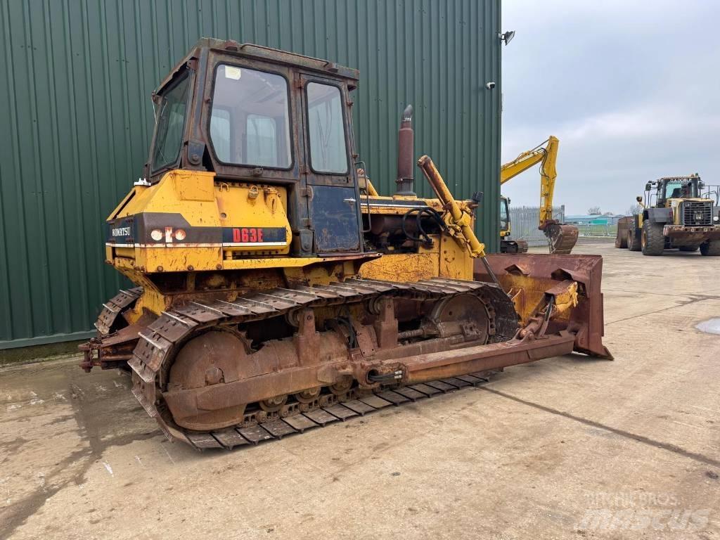 Komatsu D63E-1 Bulldozer på larvebånd
