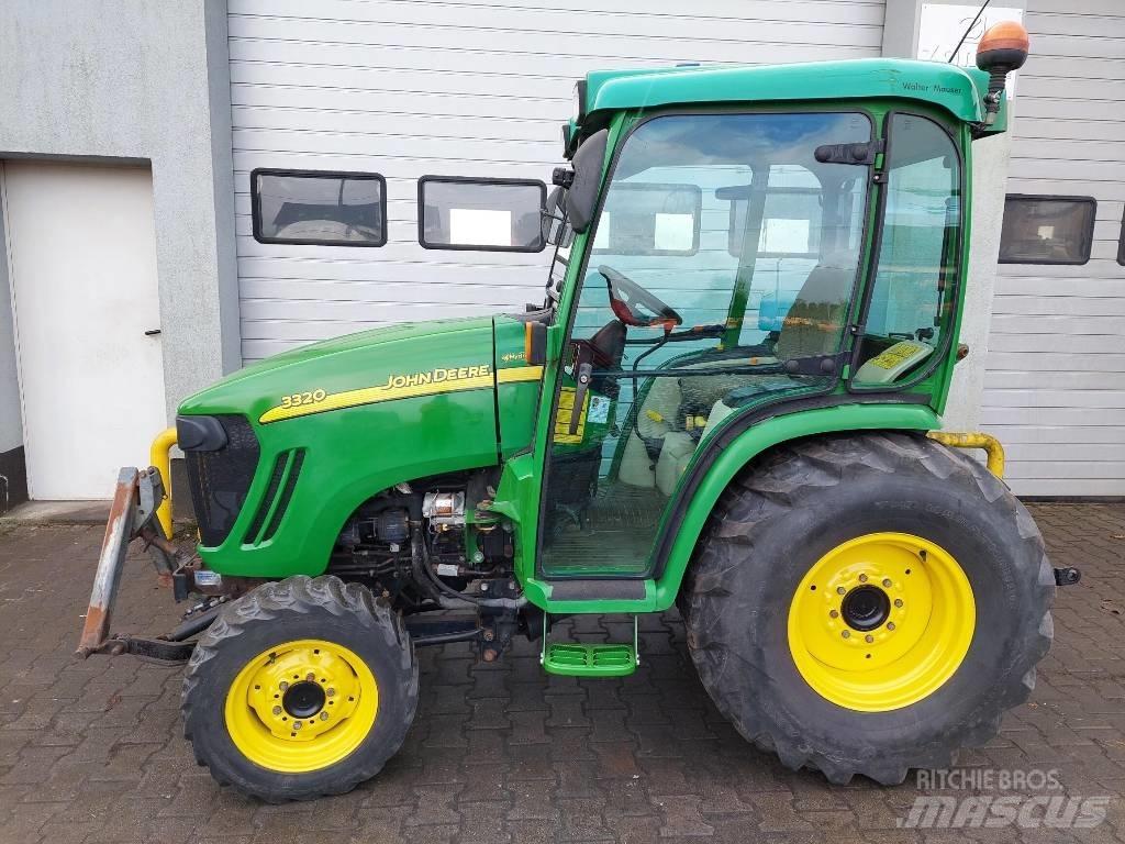 John Deere 3320 Kompakte traktorer