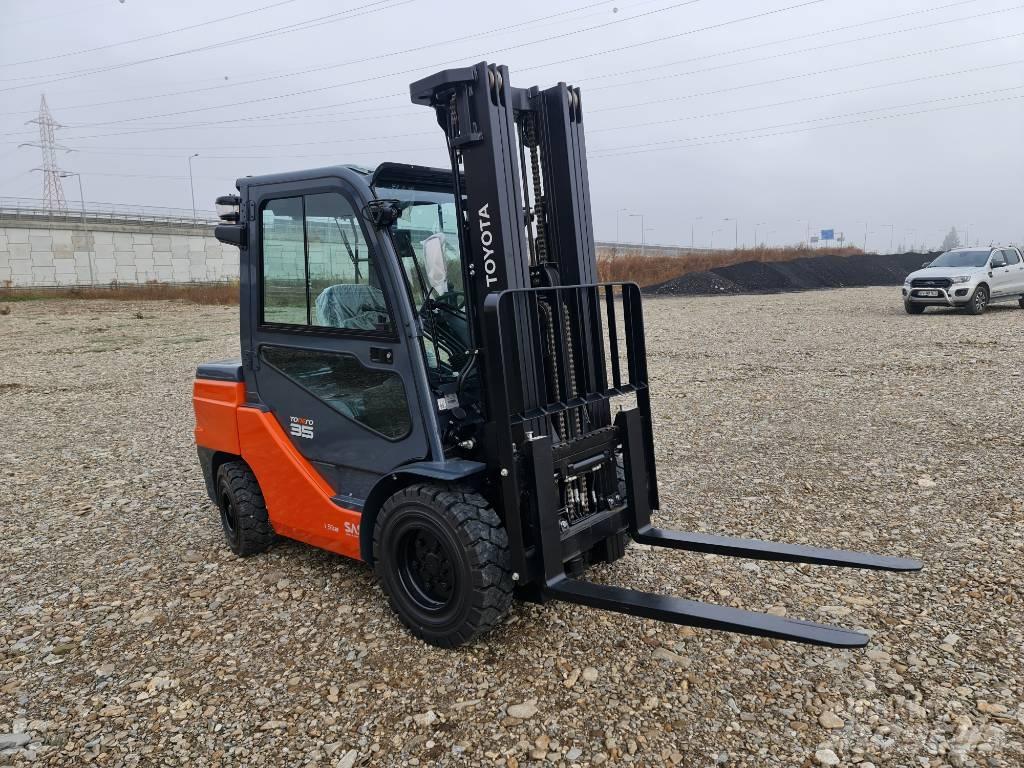 Toyota Tonero Reachtruck