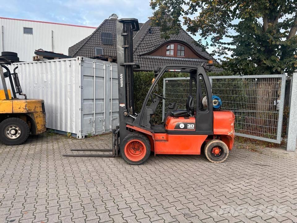Nissan UGD02 A 30 PQ LPG gaffeltrucks