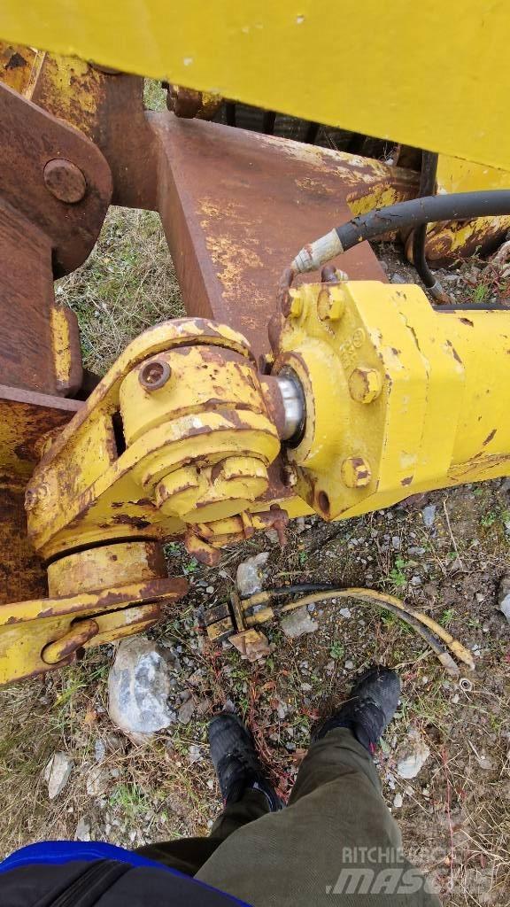 Komatsu D85 Chassis og suspension