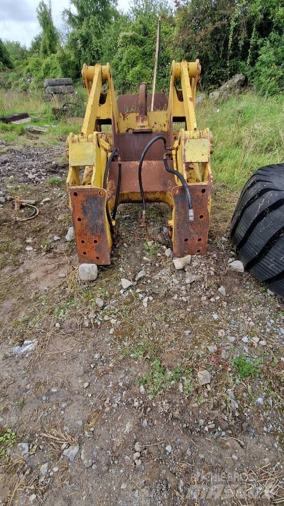 Komatsu D85 Chassis og suspension