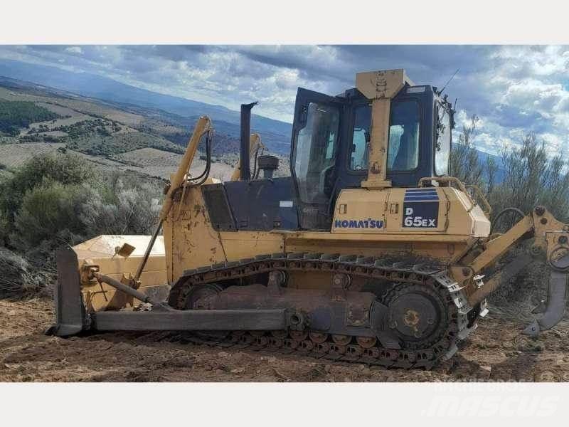 Komatsu D65EX-15 Bulldozer på larvebånd