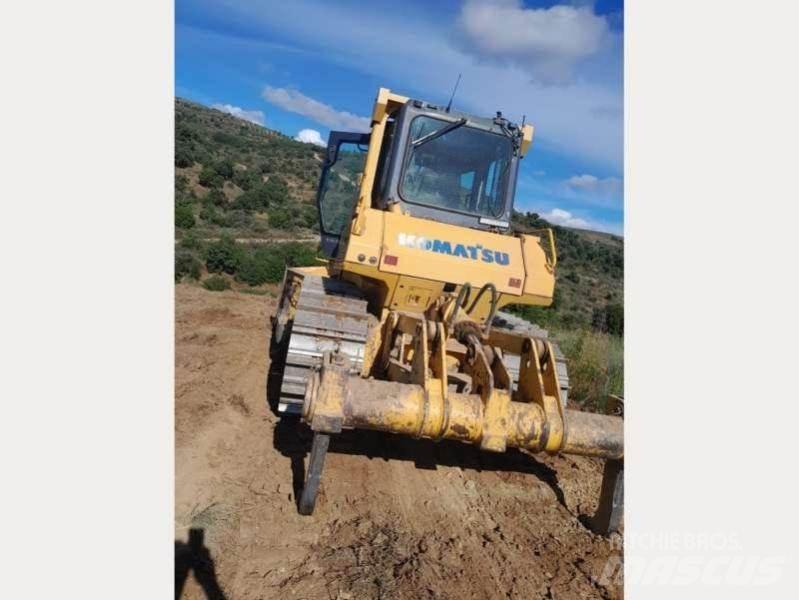 Komatsu D65EX-15 Bulldozer på larvebånd