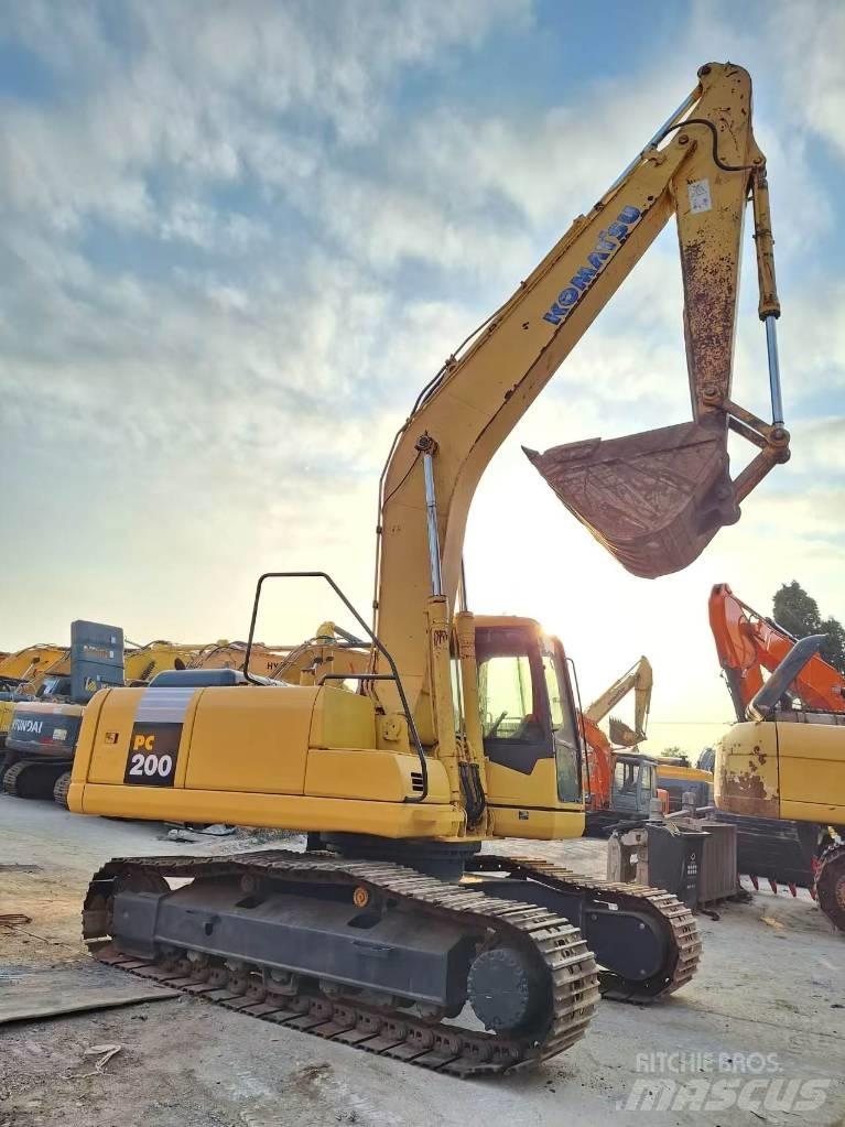 Komatsu PC 200-7 Gravemaskiner på larvebånd