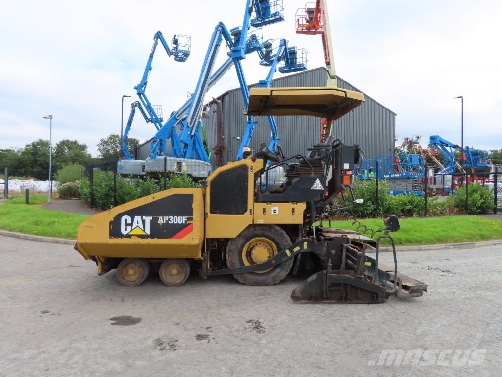 CAT AP 300 Asfaltudlæggere