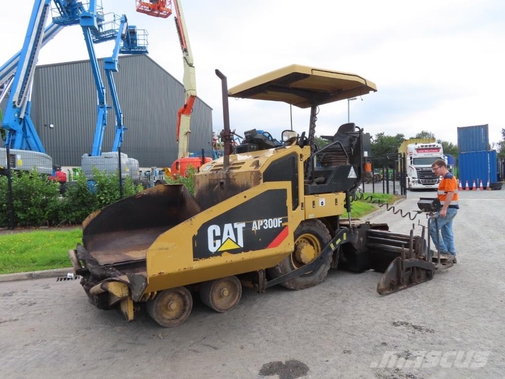 CAT AP 300 Asfaltudlæggere