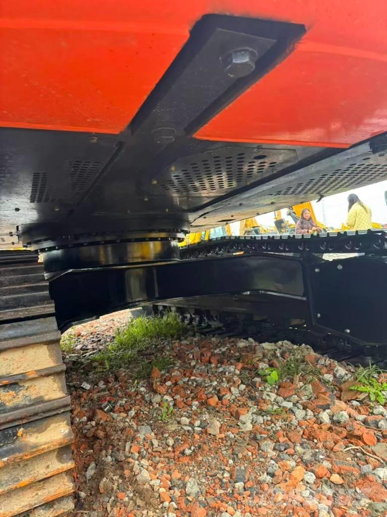 Hitachi ZX 200 Gravemaskiner på larvebånd