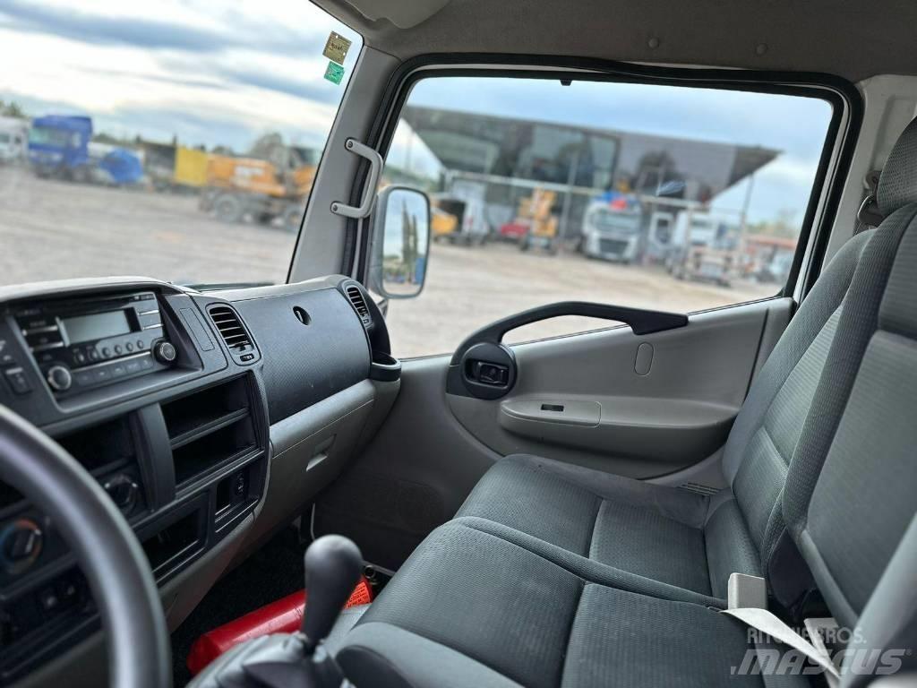 Nissan NT 400 Lastbil med kran