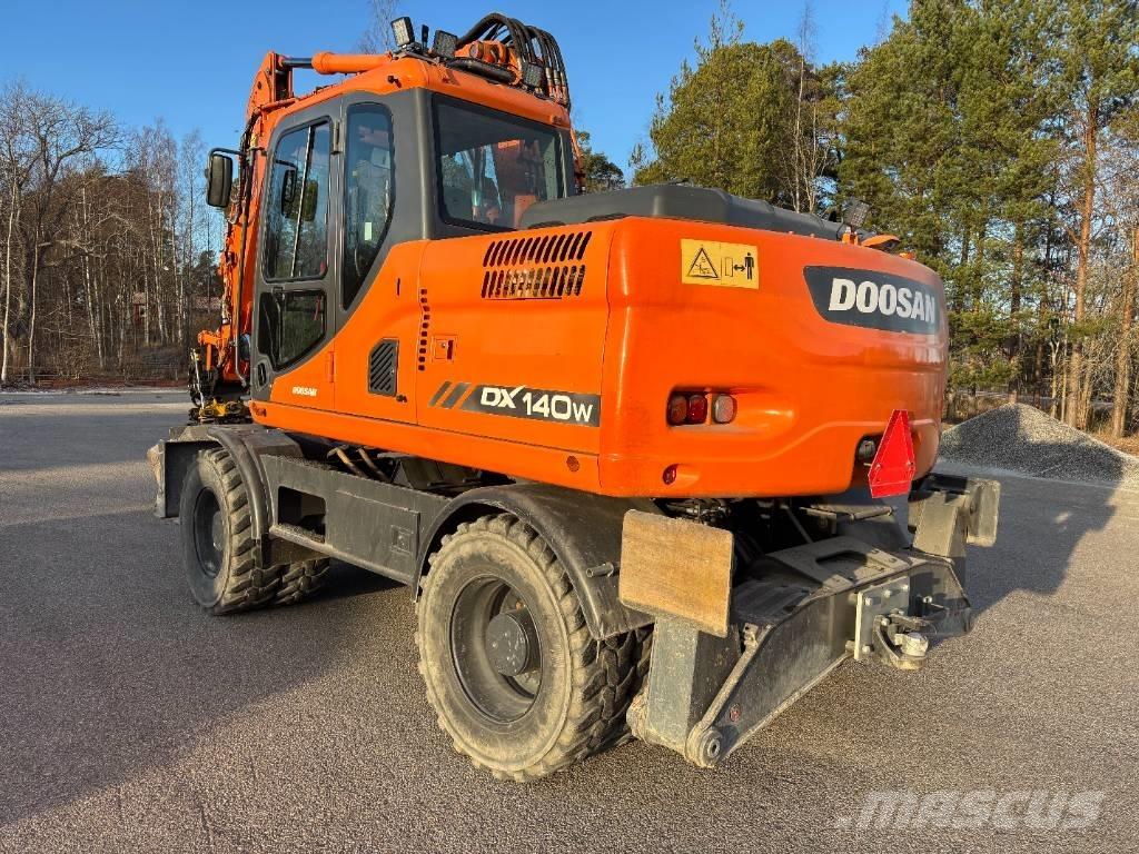 Doosan DX 140 W + vagn Gravemaskiner på hjul