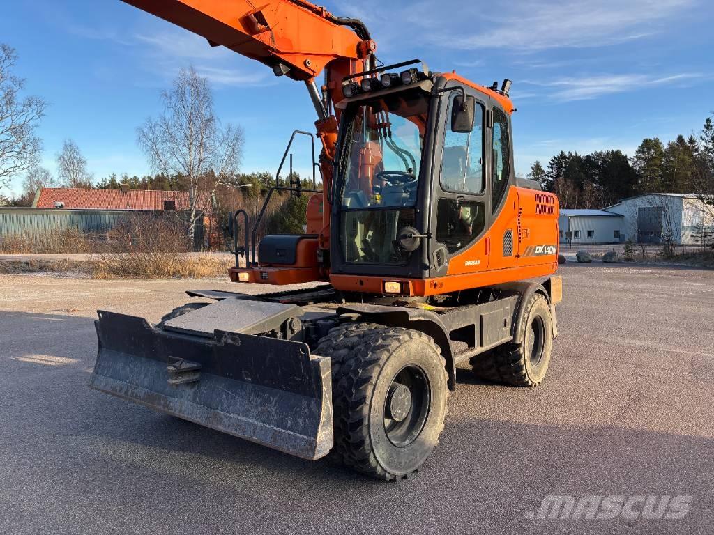 Doosan DX 140 W + vagn Gravemaskiner på hjul
