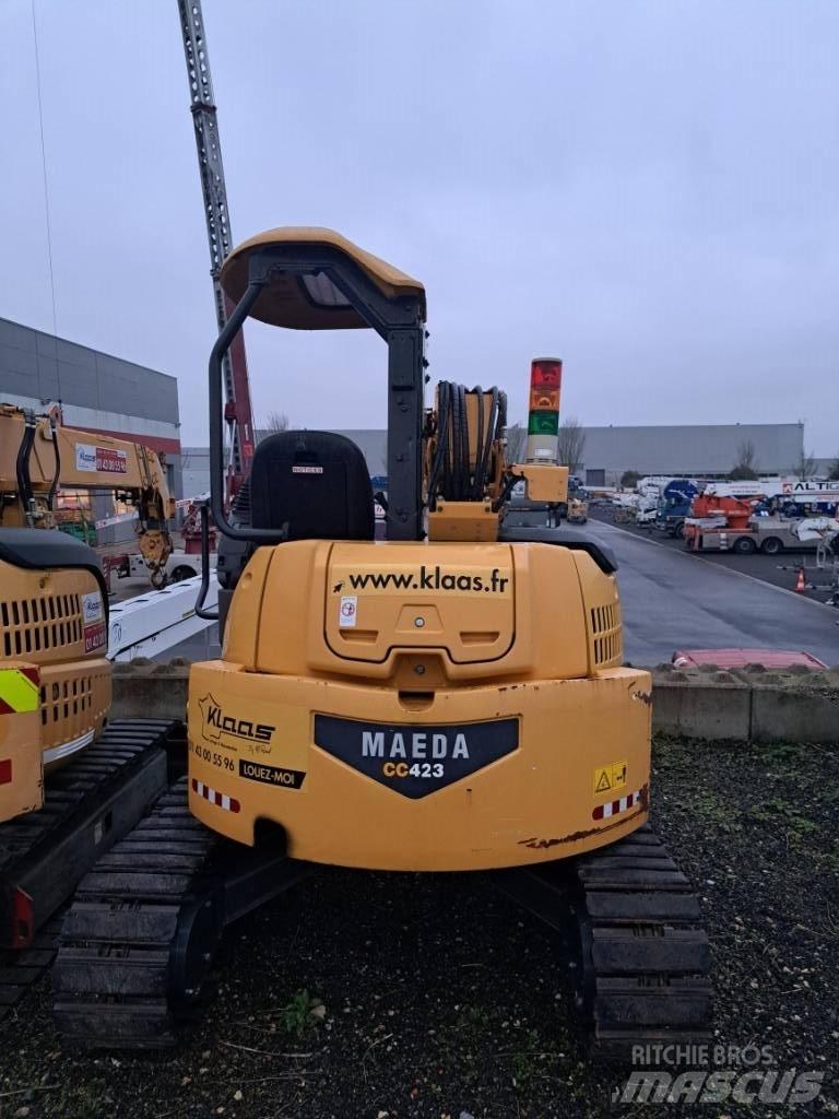 Maeda CC 423 Kraner på larvebånd