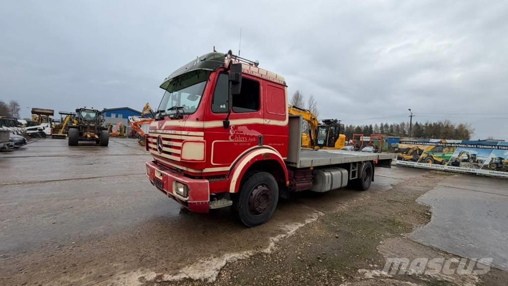 Mercedes-Benz 1827 Autotransportere / Knæklad