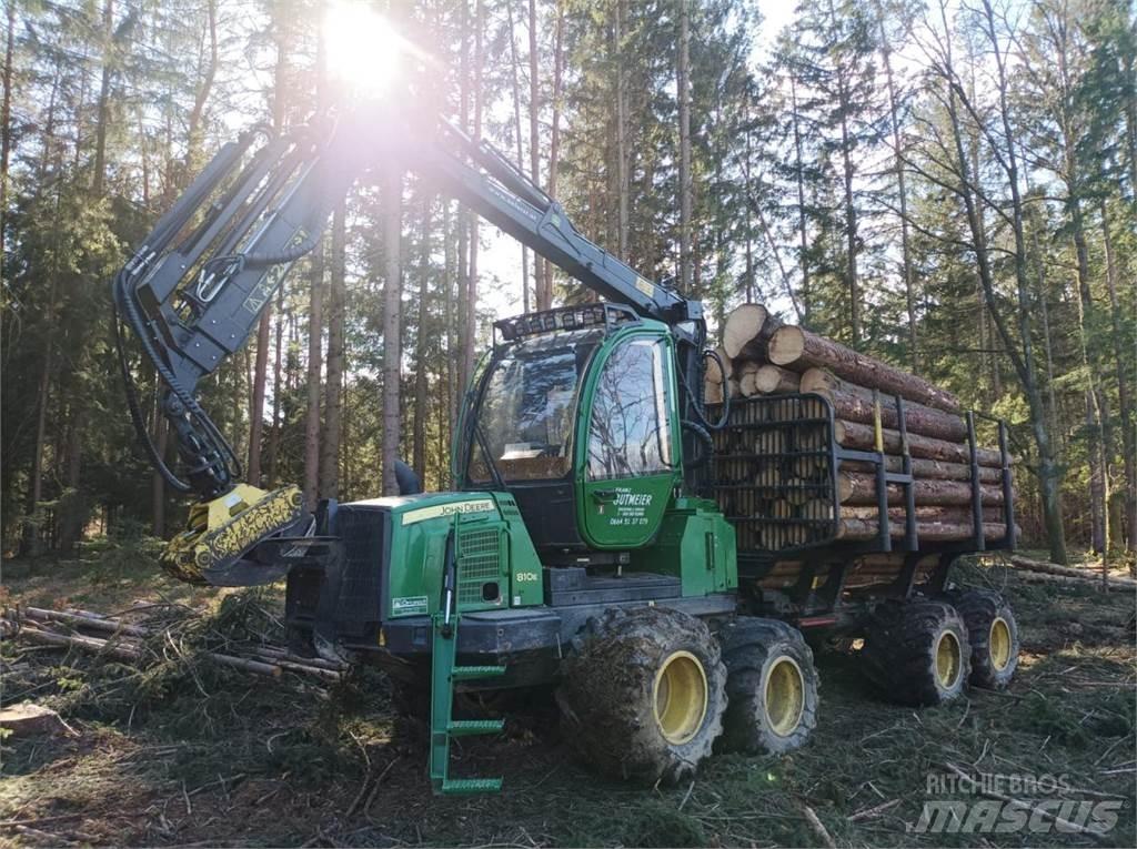 John Deere 810 E Udkørselsmaskiner