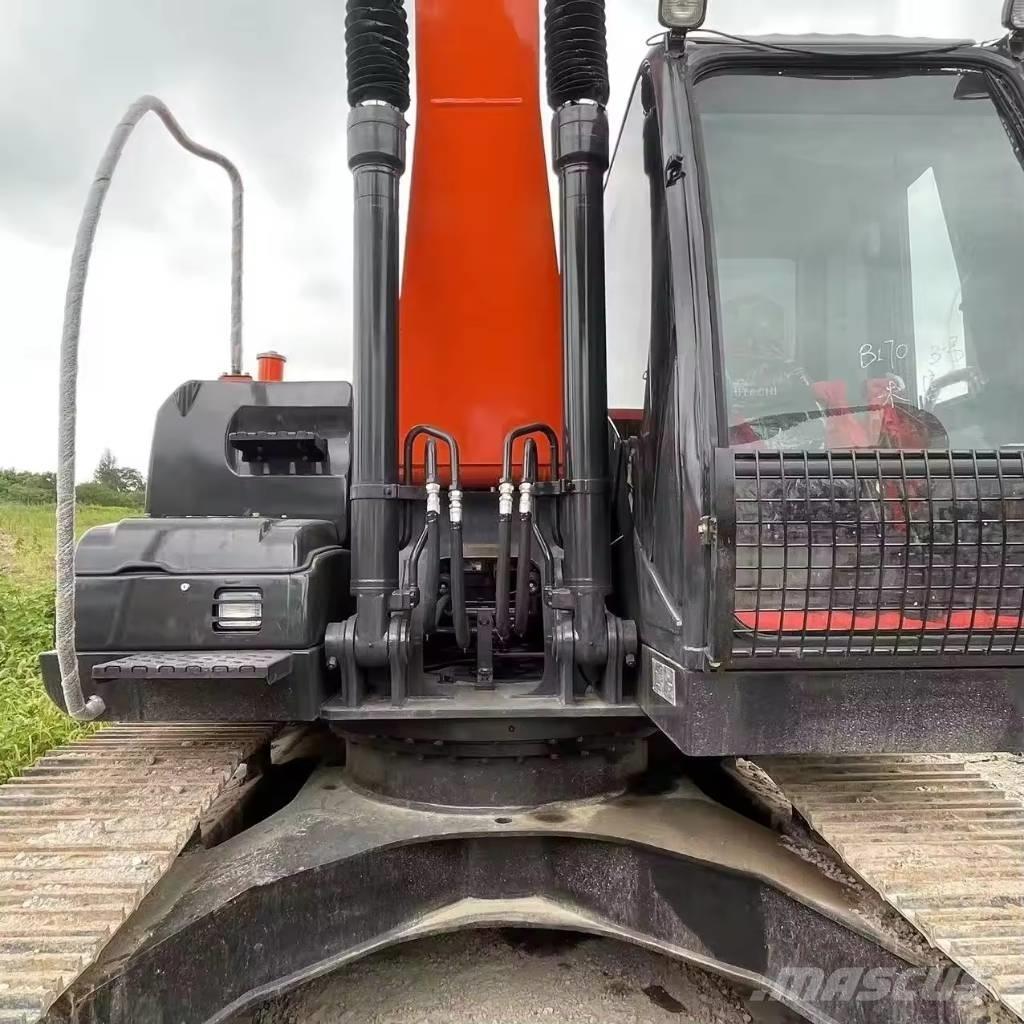 Hitachi ZX 200 Gravemaskiner på larvebånd