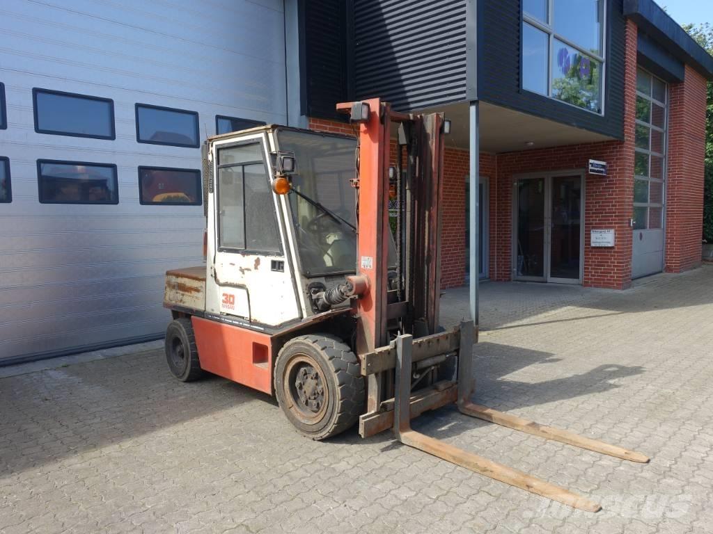 Nissan EGH02 A 30 U Diesel gaffeltrucks