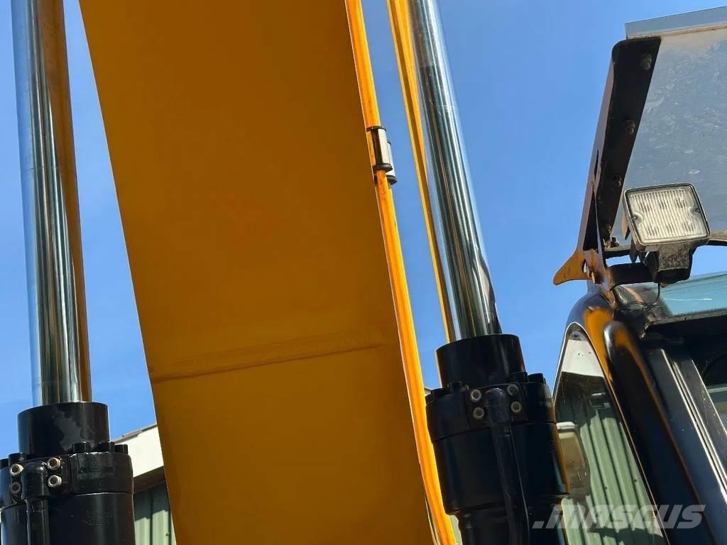 JCB JS220LC plus Gravemaskiner på larvebånd