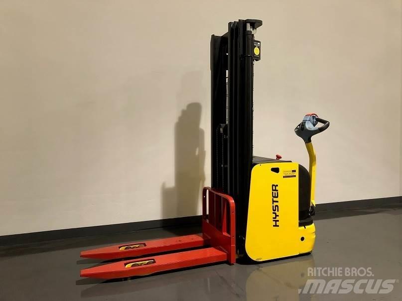 Hyster S1.6AC Gaffelstabler med gående fører