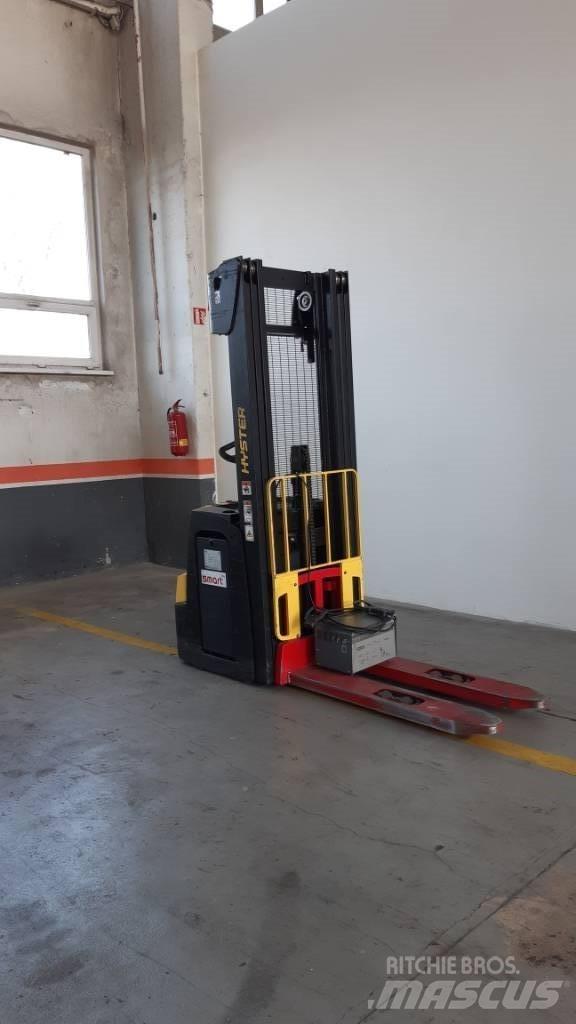 Hyster S1.6 Gaffelstabler med gående fører