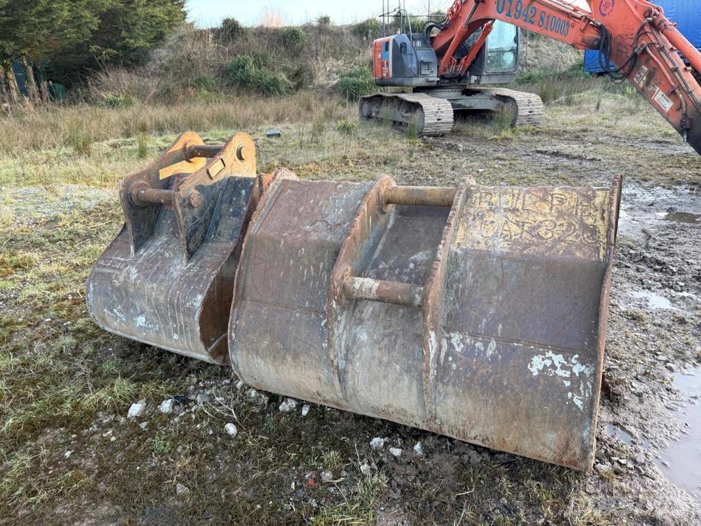 Hitachi ZX225USRLC-3 Gravemaskiner på larvebånd