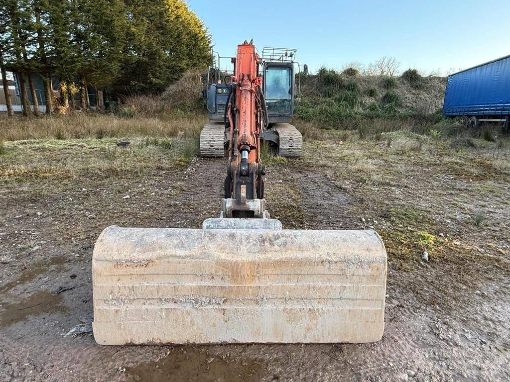 Hitachi ZX225USRLC-3 Gravemaskiner på larvebånd