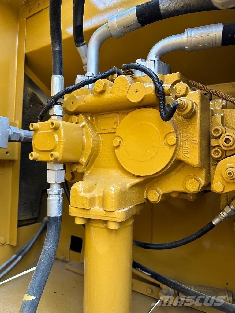 CAT 330D Gravemaskiner på larvebånd
