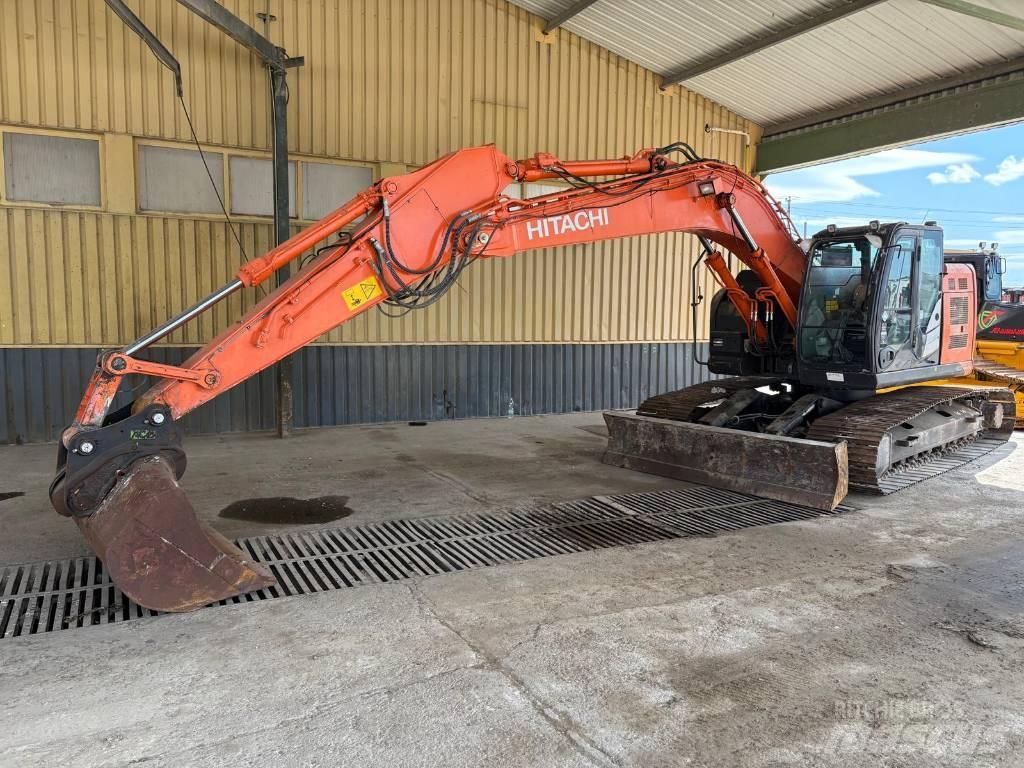 Hitachi ZX 225 Gravemaskiner på larvebånd