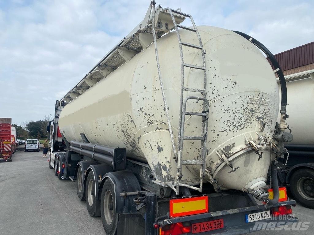 Spitzer SK2458CAL Semi-trailer med Tank