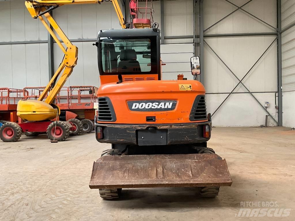 Doosan DX 55 W Gravemaskiner på hjul