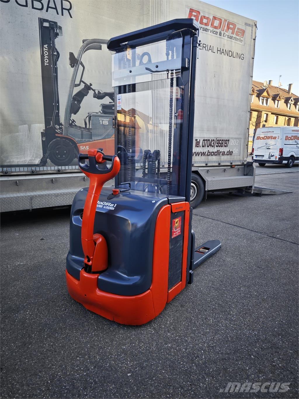 Linde L14 Selvkørende stablere