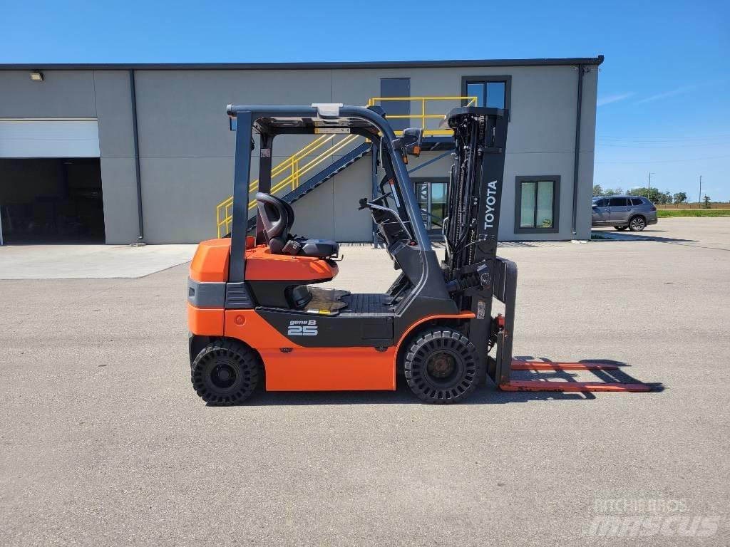 Toyota 8FB25 El gaffeltrucks