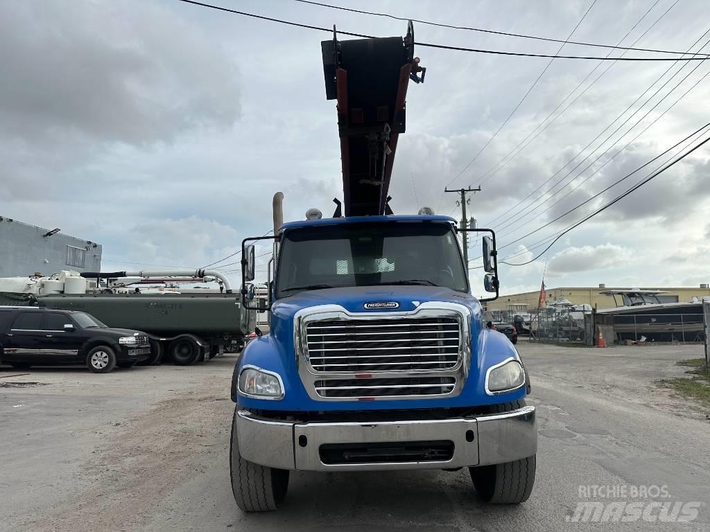Freightliner M2 Lastbil med lad/Flatbed