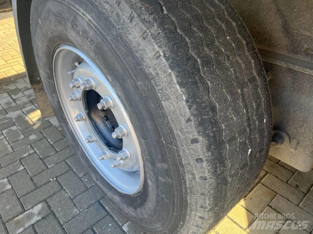 Kögel SNCO 24 Semi-trailer med Gardinsider