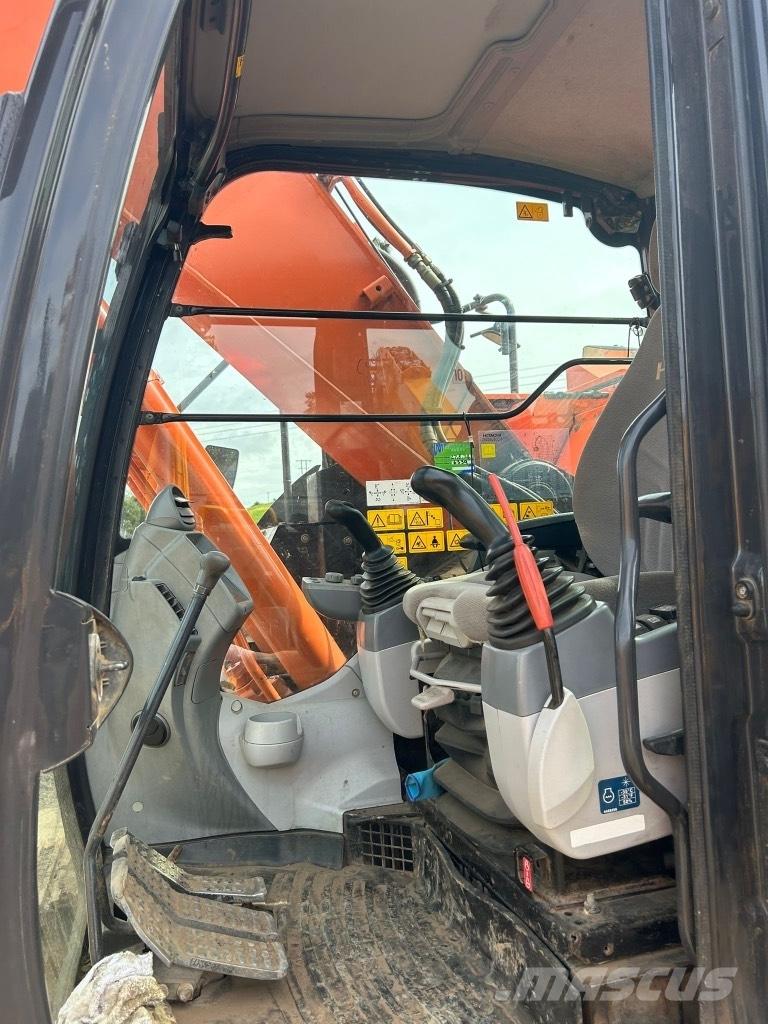 Hitachi ZX225 USLC-6 Gravemaskiner på larvebånd