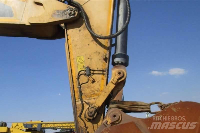 CAT 374FL Minigravemaskiner