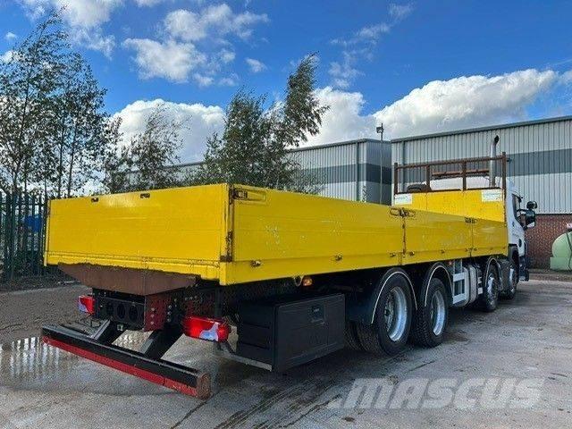 Scania P 320 Lastbil med lad/Flatbed