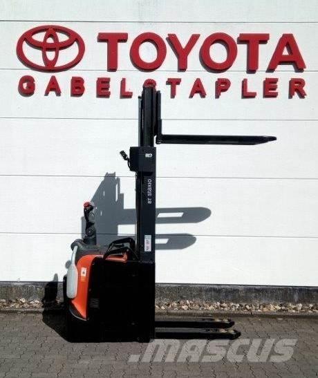 Toyota SPE140L Gaffelstabler med gående fører