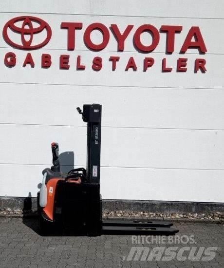 Toyota SPE140L Gaffelstabler med gående fører