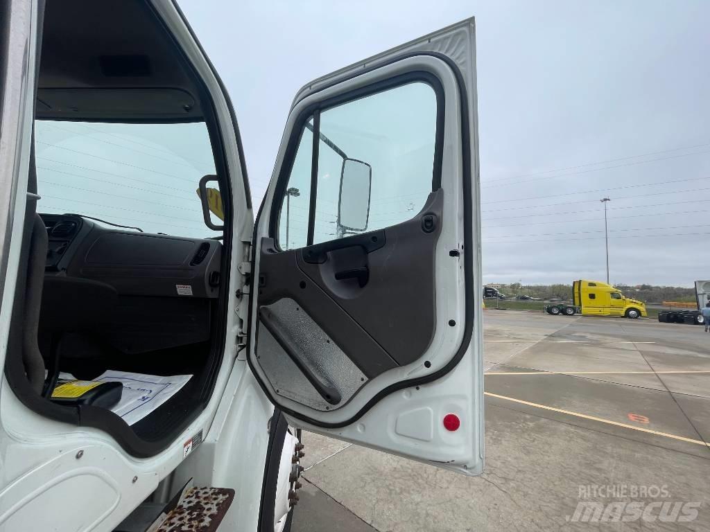 Freightliner M 106 Lastbil med lad/Flatbed