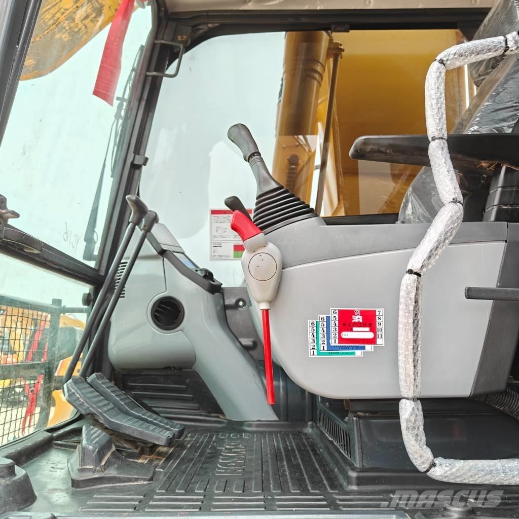 Komatsu 220 Gravemaskiner på larvebånd