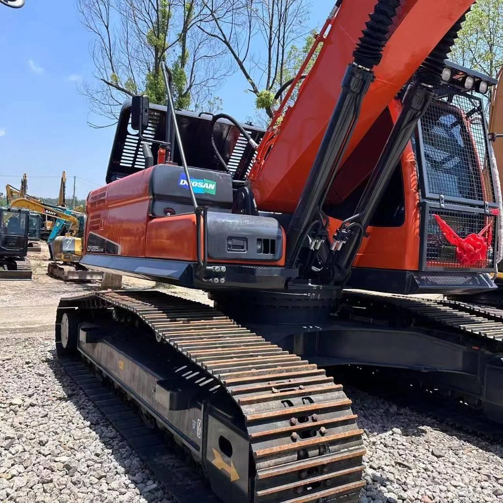 Doosan DX 225 LC Gravemaskiner på larvebånd